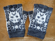 Load image into Gallery viewer, Hand Knit Gloves - Moon Cat