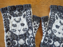 Load image into Gallery viewer, Hand Knit Gloves - Moon Cat