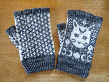 Load image into Gallery viewer, Hand Knit Gloves - Moon Cat