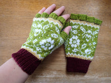 Load image into Gallery viewer, Hand Knit Gloves - Garden Bee
